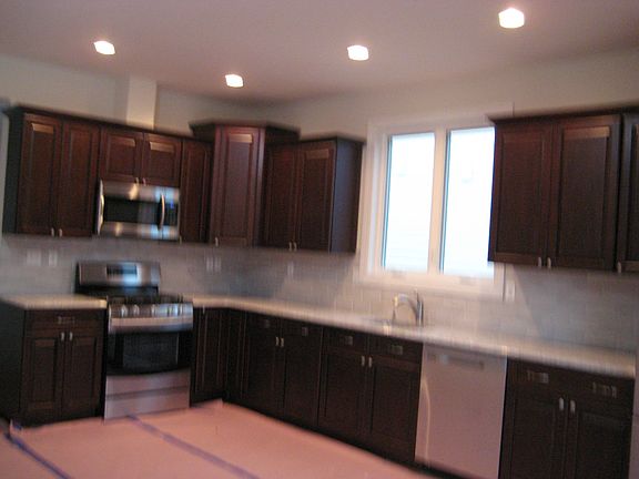 4th image of 426 Bartlett Ave