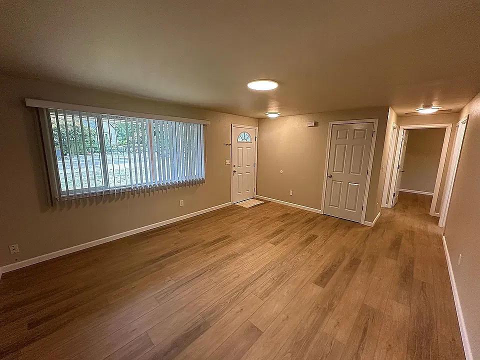 3 bed, 1104 sqft, $2,300 — Photo 2