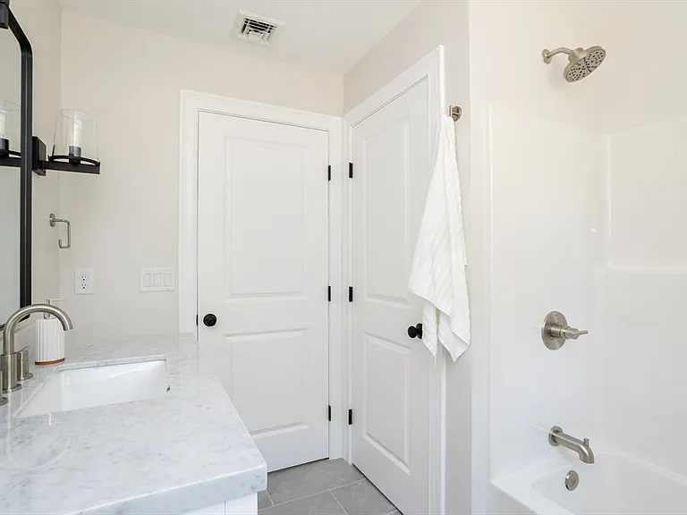 65 Great Neck Rd — Photo 22