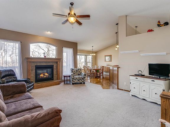 3rd image of 726 E Sprucewood Cir