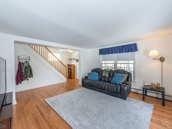 4th image of 8 Fairlawn Ave