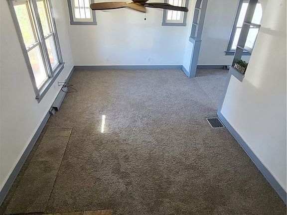 4th image of 2505 Oakridge Dr