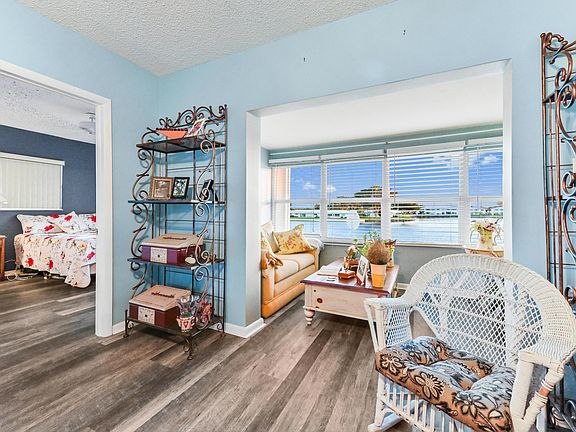 4th image of 1114 Lake Terrace #212