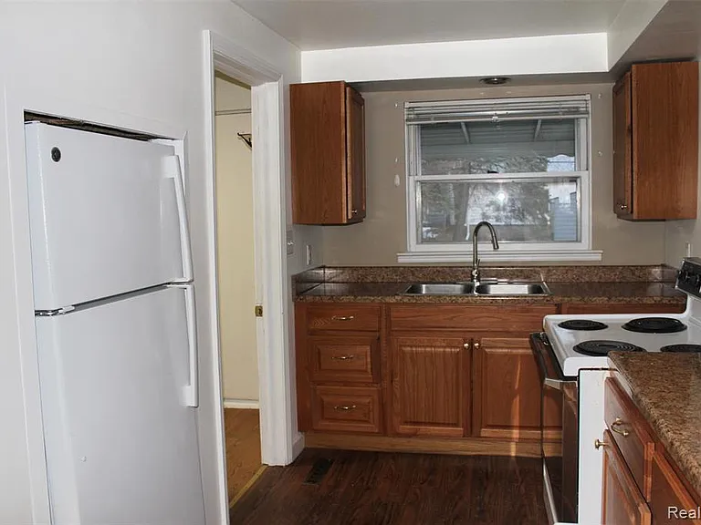 1253 Atkinson Ave — Photo 10