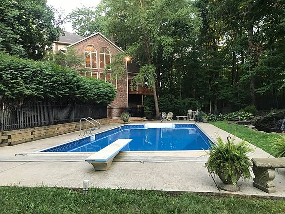 3rd image of 1032 Red Oak Dr