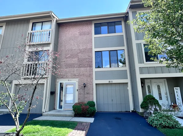 811 Shawnee Trl #811, Roselle, IL 60172