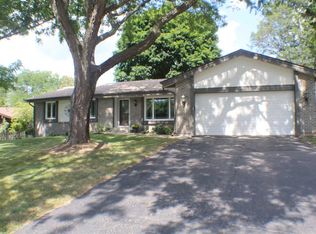 1029 Pine Valley Dr, Rockford, IL 61107