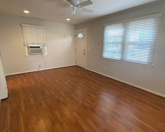 3rd image of 1043 1/2 N La Jolla Ave