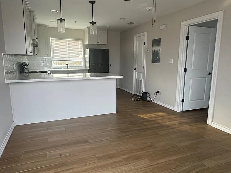 625 E Loop 499 — Photo 3