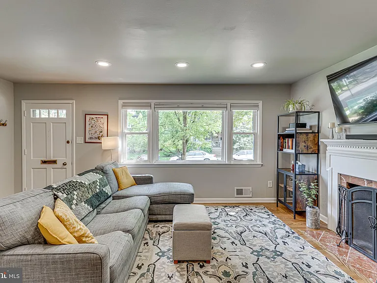 3 Groves Ave — Photo 7