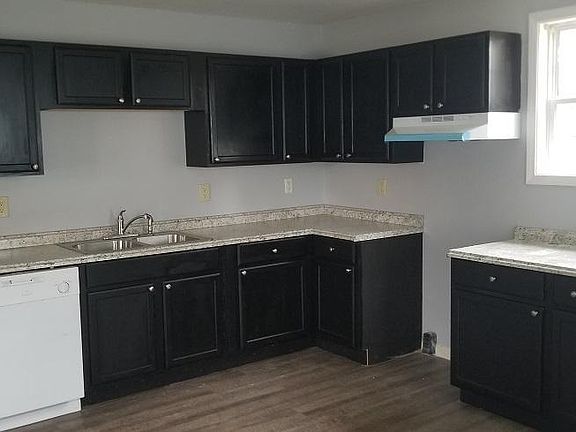 2nd image of 140 Deerfield Ct