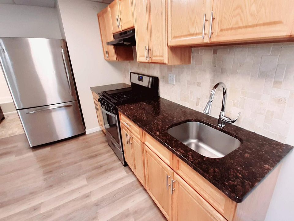 Granite countertops & stainless steel appliances

Modern flooring and finishes throughout