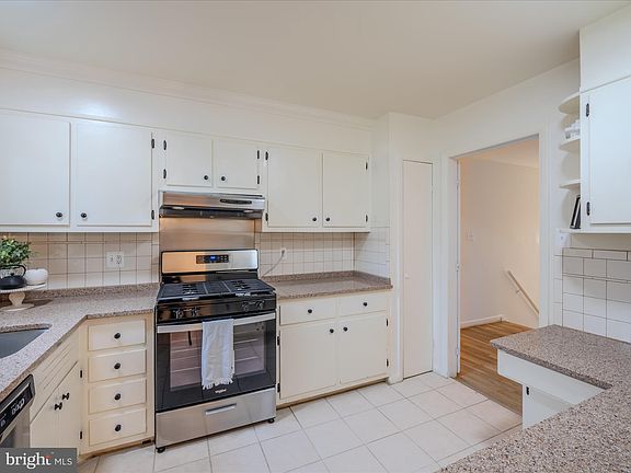 5th image of 1225 Gladstone Dr