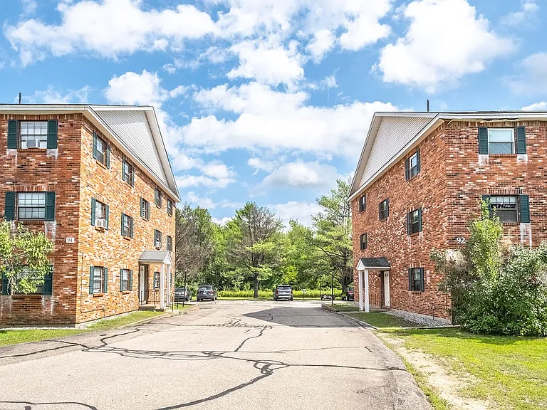 Meadowbrook Apartments — Photo 14