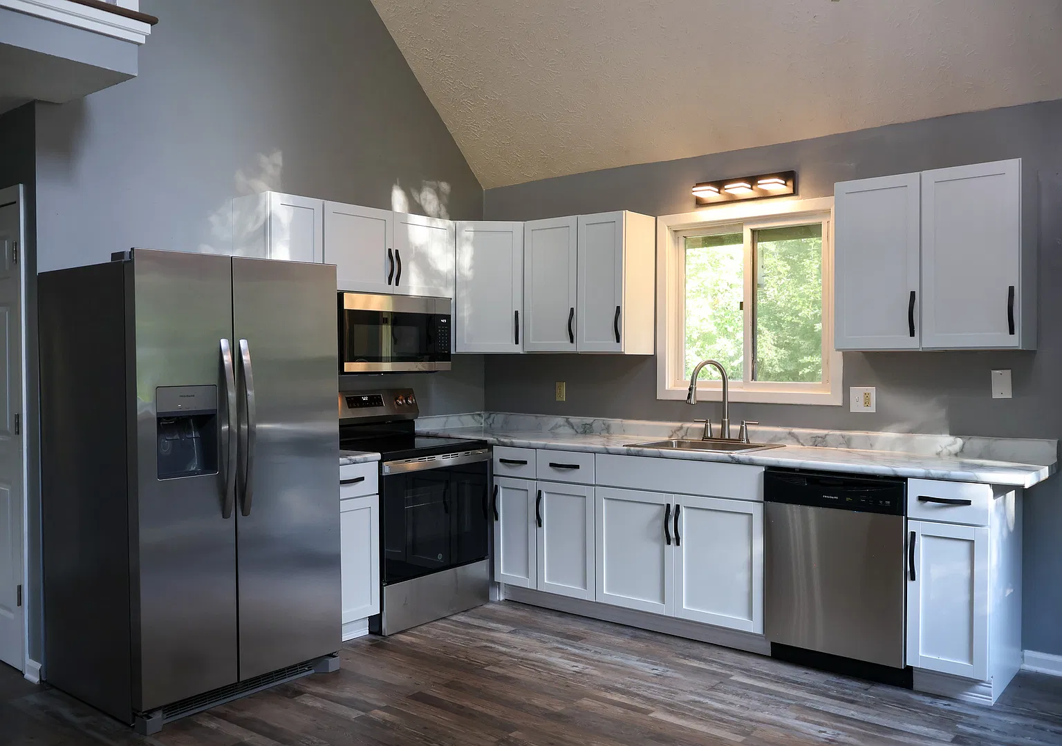 3 bed, 1152 sqft, $2,100 — Photo 2