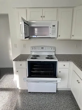 13 Doris Dr #C — Photo 5