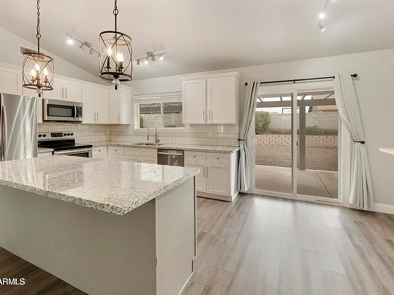 1749 N Ricardo — Photo 4