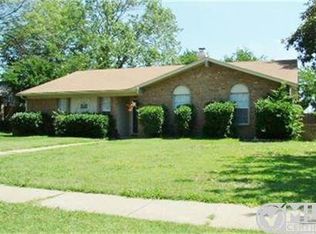 930 Meadowdale Cir, Garland, TX 75043