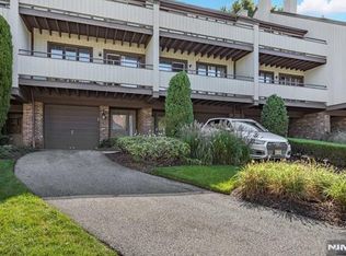82 Meadow View Ct, Leonia, NJ 07605