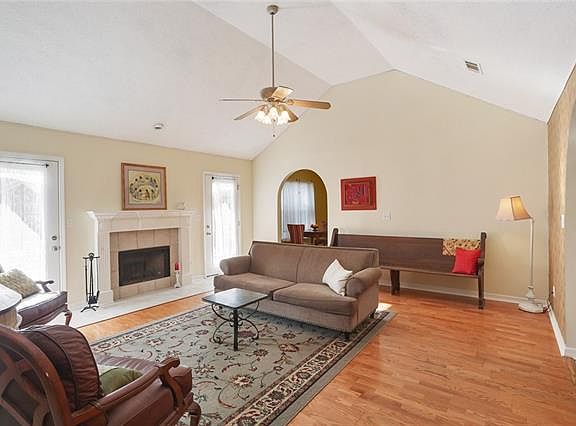 3rd image of 70372 7th St