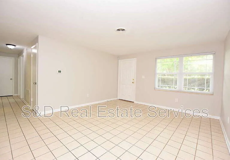 1424 Phyllis St — Photo 8