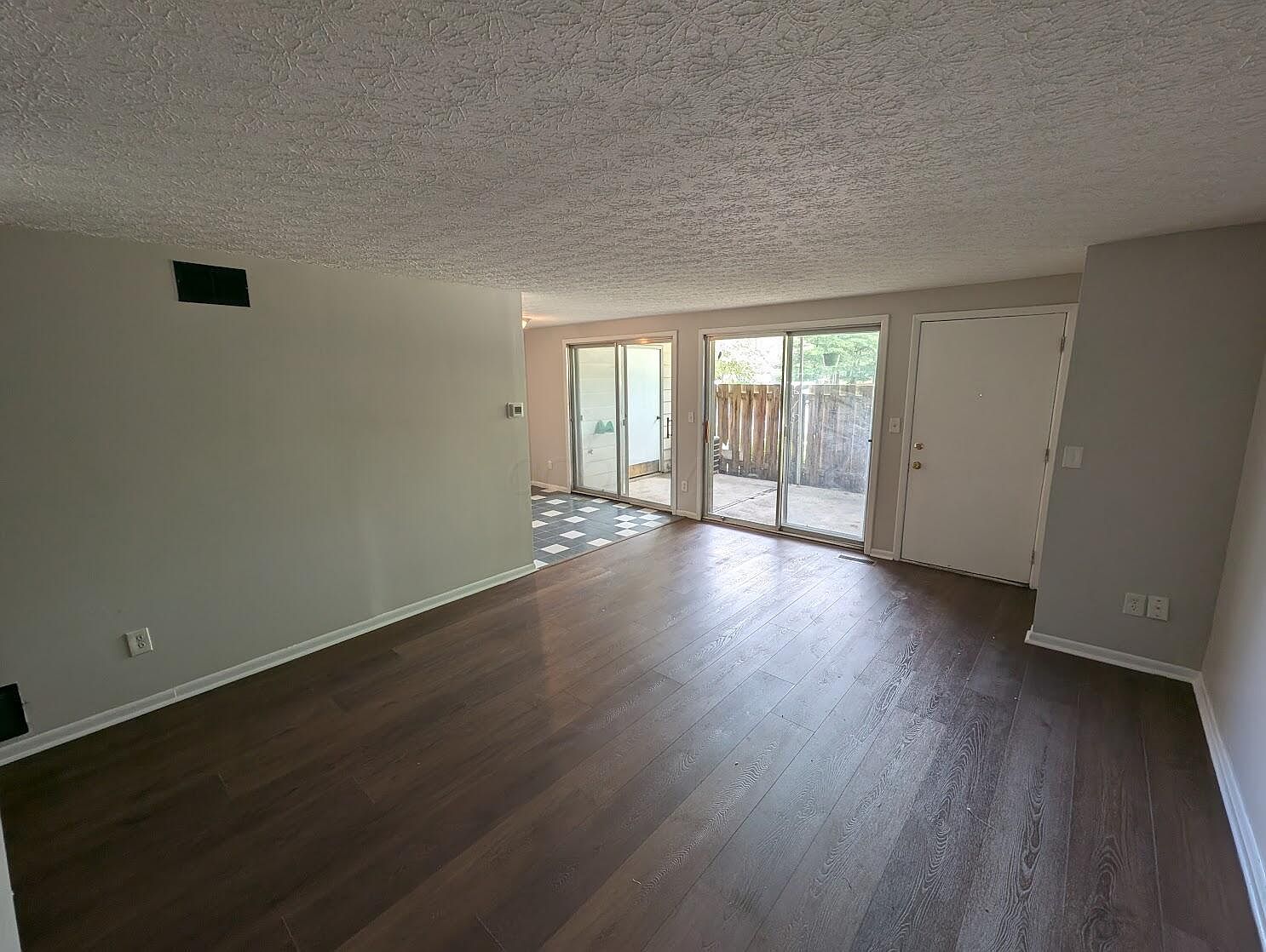Listing photo 5 for 2440 Burgandy Ln #B