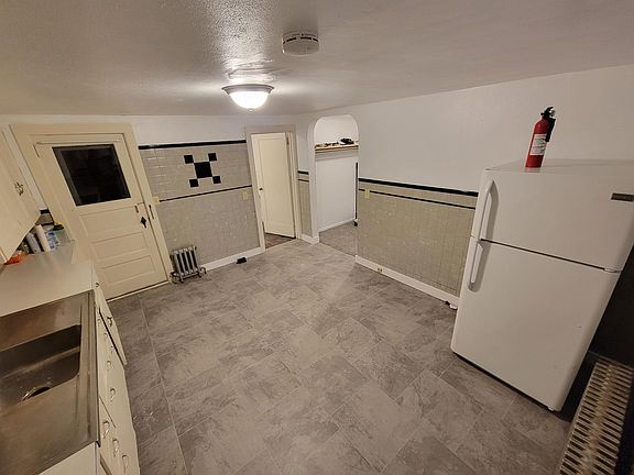 Eat-in kitchen photo 2