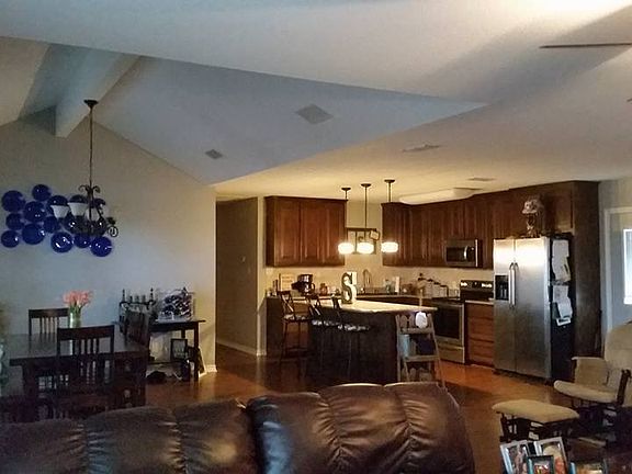 5th image of 504 Bowie St
