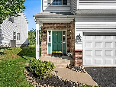 3 bed, 2.5 bath, 2421 sqft, $2,500 — Photo 2