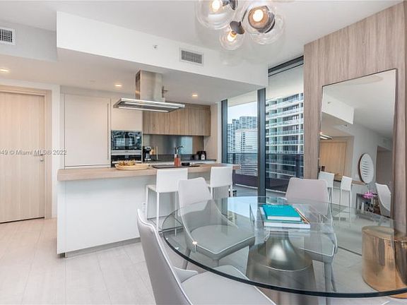 4th image of 1000 Brickell Plz #3201