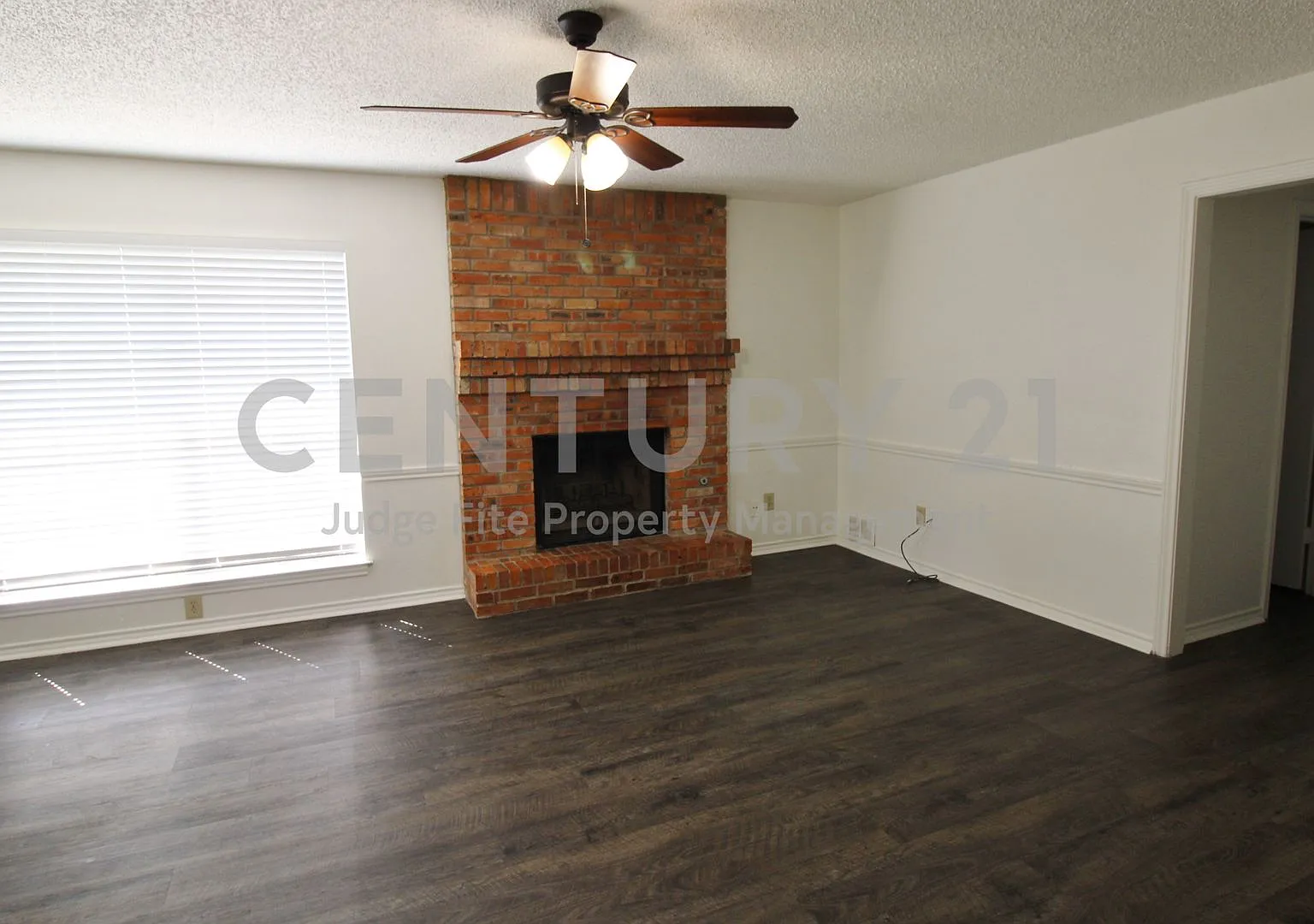 Cozy 3/2/1 Duplex in DeSoto For Rent! — Photo 2