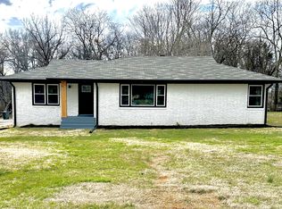 905 S Broadway St, Portland, TN 37148