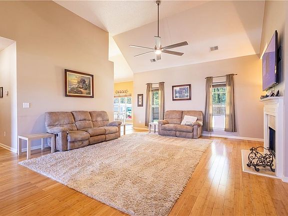 4th image of 20 White Pine Way