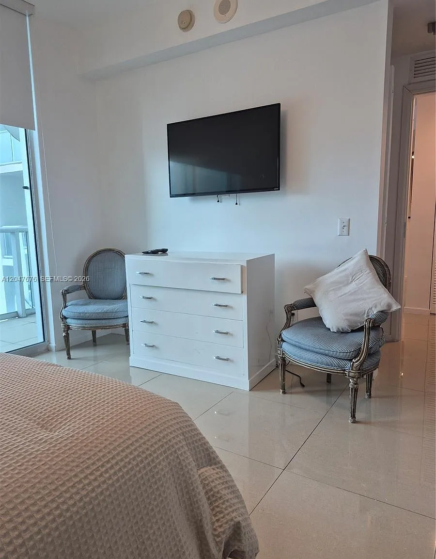 Met 1 Condo — Photo 4