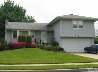 33 Lakeshore Blvd, Massapequa, NY 11758