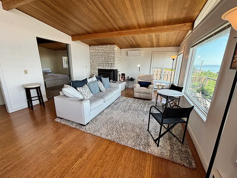 Living room with view, main bedroom behind has view also, if sliding doors are open.