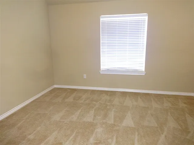 808 Warwick Ct — Photo 12