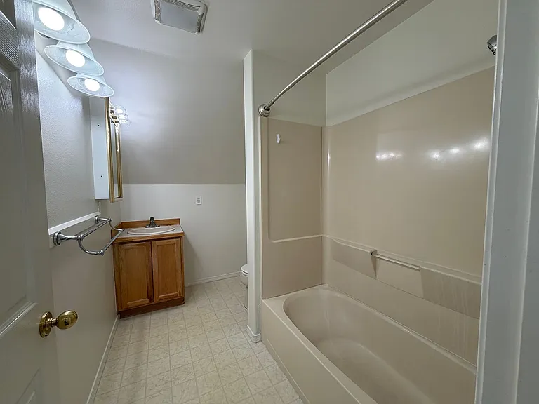 2323 E 68th Ave — Photo 9
