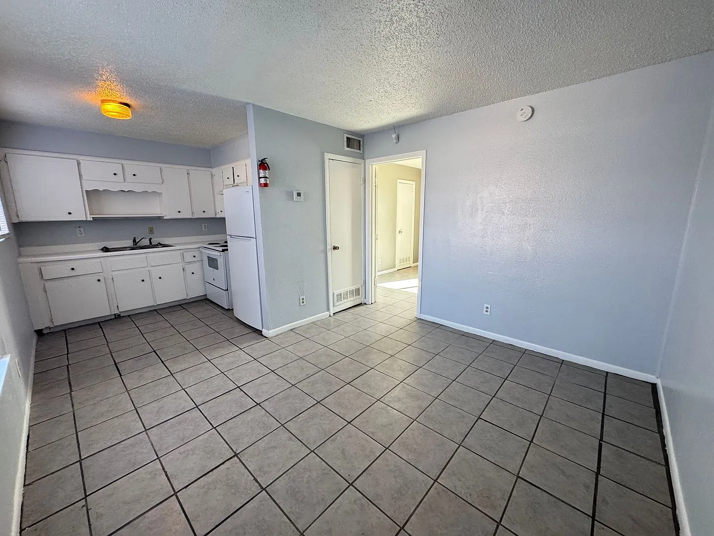 1405 N Gray St — Photo 3