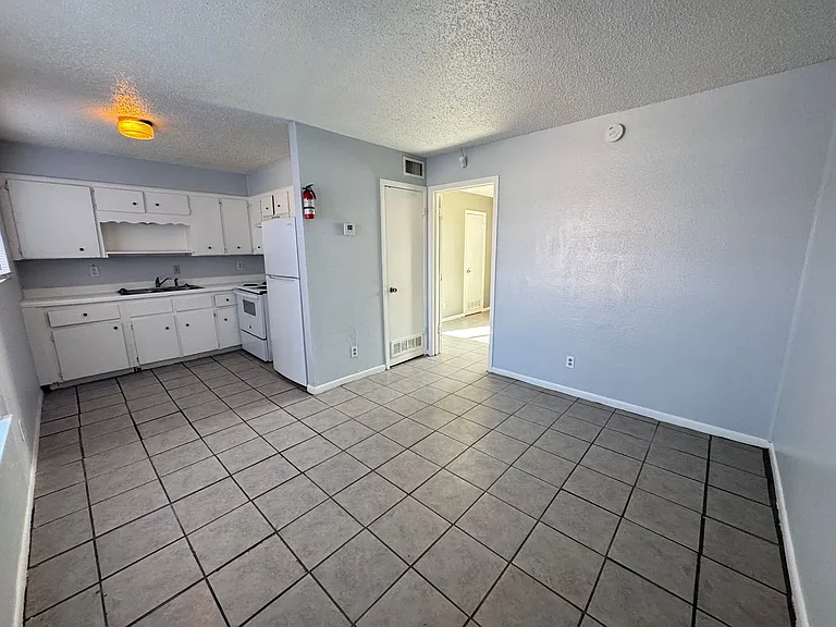 1405 N Gray — Photo 3