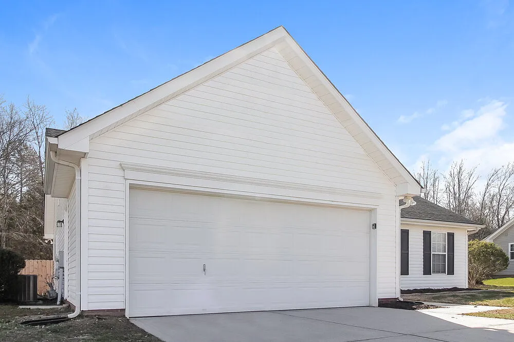 3 bed, 2.0 bath, 1129 sqft, $2,560 — Photo 4