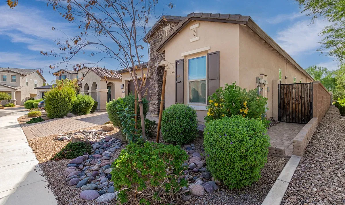 3 bed, 2.0 bath, 1789 sqft, $3,599 — Photo 3