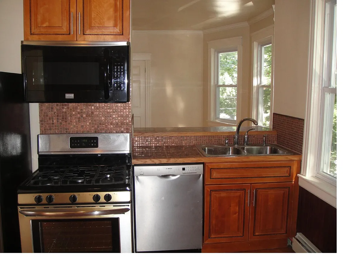 Building Photo - 22 Pinehurst Ave