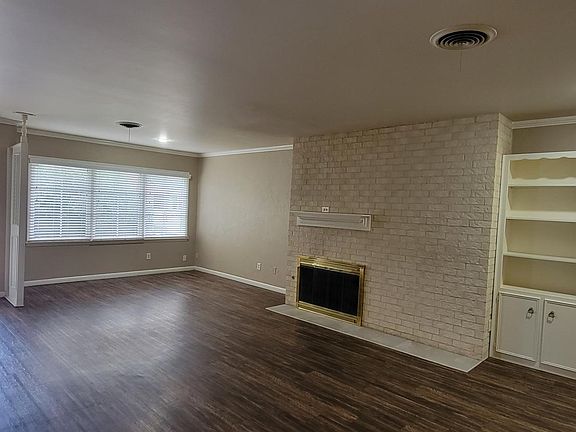 Living rm w/ fireplace & built-ins