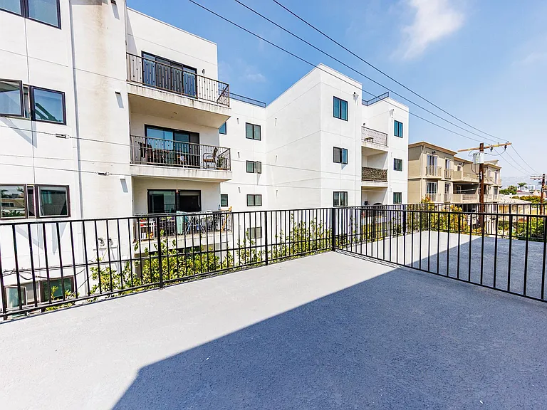 Gorgeous New Townhomes Next To la Cienega Park — Photo 29