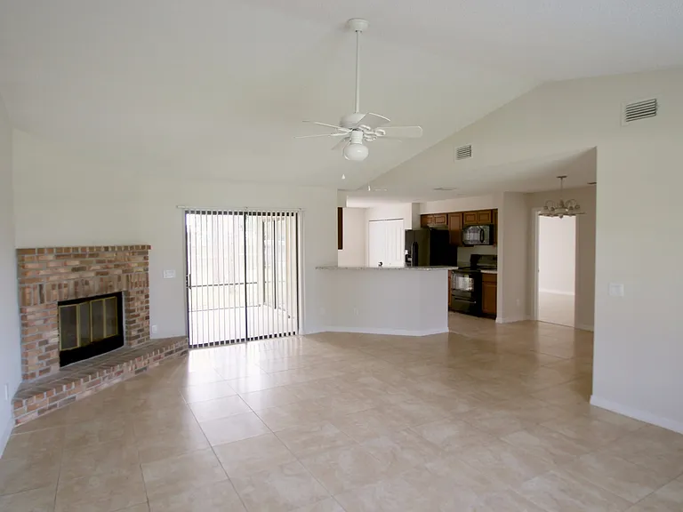 1137 SW Estaugh Ave — Photo 6