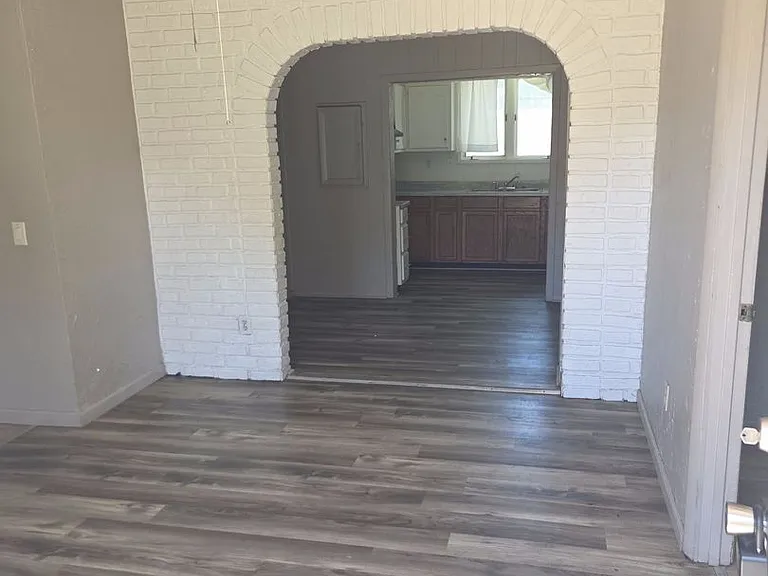 2507 W Laura Ave — Photo 2