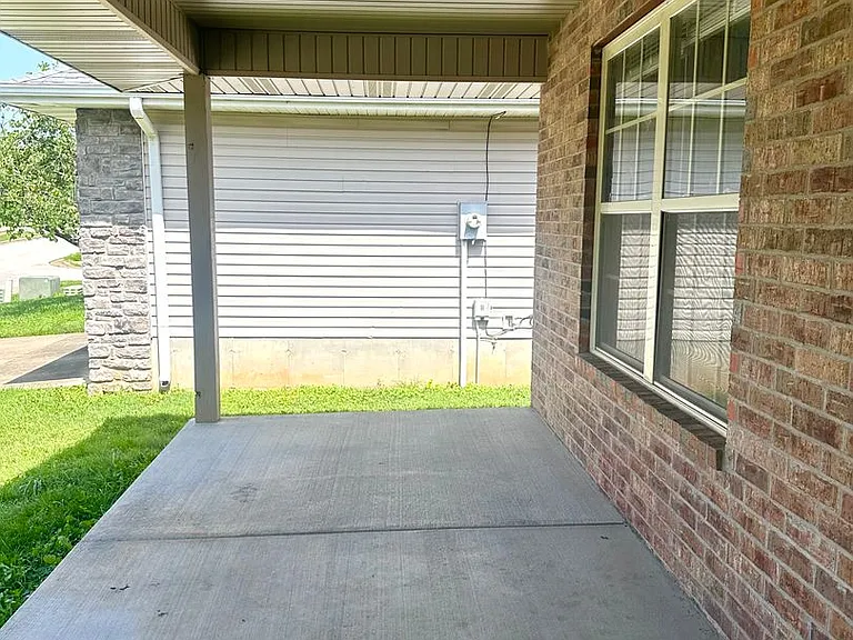 1024 E Caravan St — Photo 2