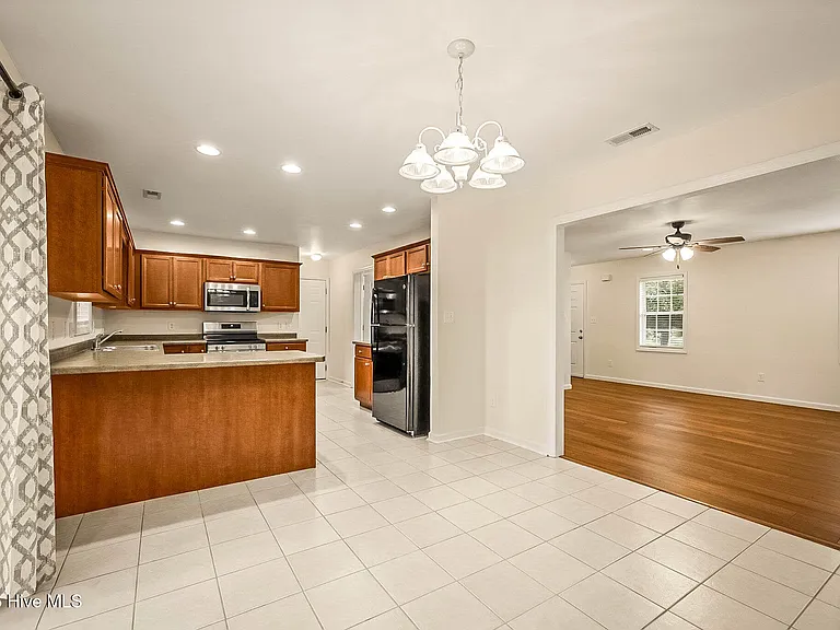 123 S Park Ln — Photo 7