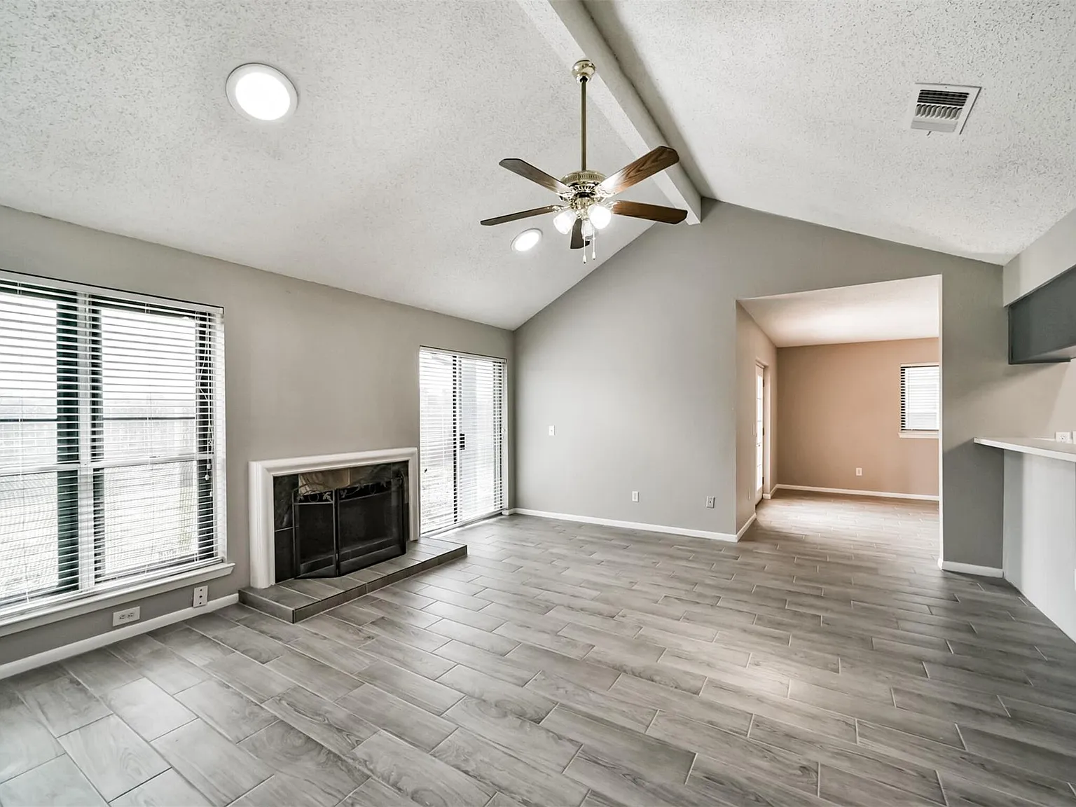 3 bed, 2.0 bath, 1295 sqft, $2,100 — Photo 3